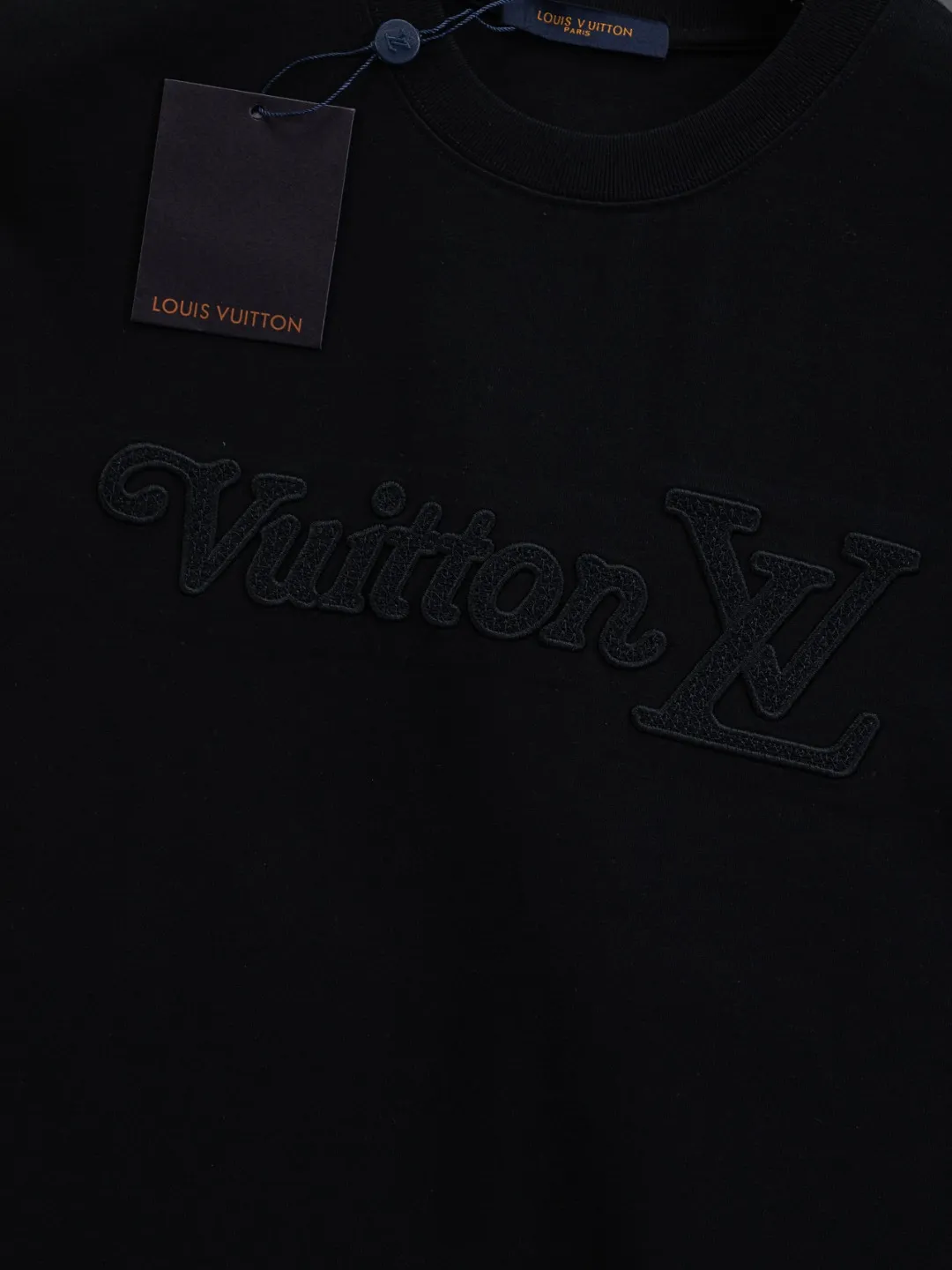 🅿️220 Louis Vuitton 1V LV slightly wide version S-XL LV 26ss new product counters are on the shelves at the same time. Multiple craftsmanship. Three-dimensional water-soluble cotton letters on the chest🪡 embroidery + water-soluble cotton large letters logo on the back🪡 embroidery. Round neck short-sleeved T-shirt, same style for men and women! Consigned to one-to-one creation. Synchronized with the official website, pure cotton fabrics at the counter! It is close to the skin and comfortable, durable and easy to wear. It has a classic and simple logo design and meticulous original craftsmanship. Short-sleeves, a must-have item for men, do not appear to be the same for the general public, but must be unique and eye-catching. This LV short-sleeve is all about quality, comfort, the same shape and fashion as always, including fabrics and cutting techniques. All of them have been made with great effort! 320 grams of washed pure cotton fabric, pure cotton is breathable, very refreshing and comfortable for daily wear. The rib knitting on the neckline is smooth and tight, and the neckline will not be skewed if you toss it at will. The loose version, you will find that it looks really good on the upper body. The overall is minimalist and neat, super versatile for daily use! Pair it casually with a pair of pants for a youthful look. A T-shirt will make your outfit crazy. It is a fashionable item that can never go wrong! Color: Black White Size: S-XL Size chart: S: Shoulder width 50-Bust 56-Length 70 M: Shoulder width 52-Bust 57-Length 72 L: Shoulder width 54-Bust 59-Length 74 XL: Shoulder width 56-Bust 62-Length 76